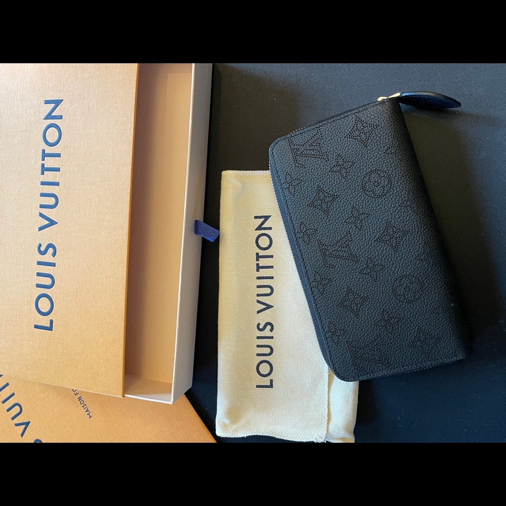 Louis Vuitton Zippy Wallet- Mahina Black NWT